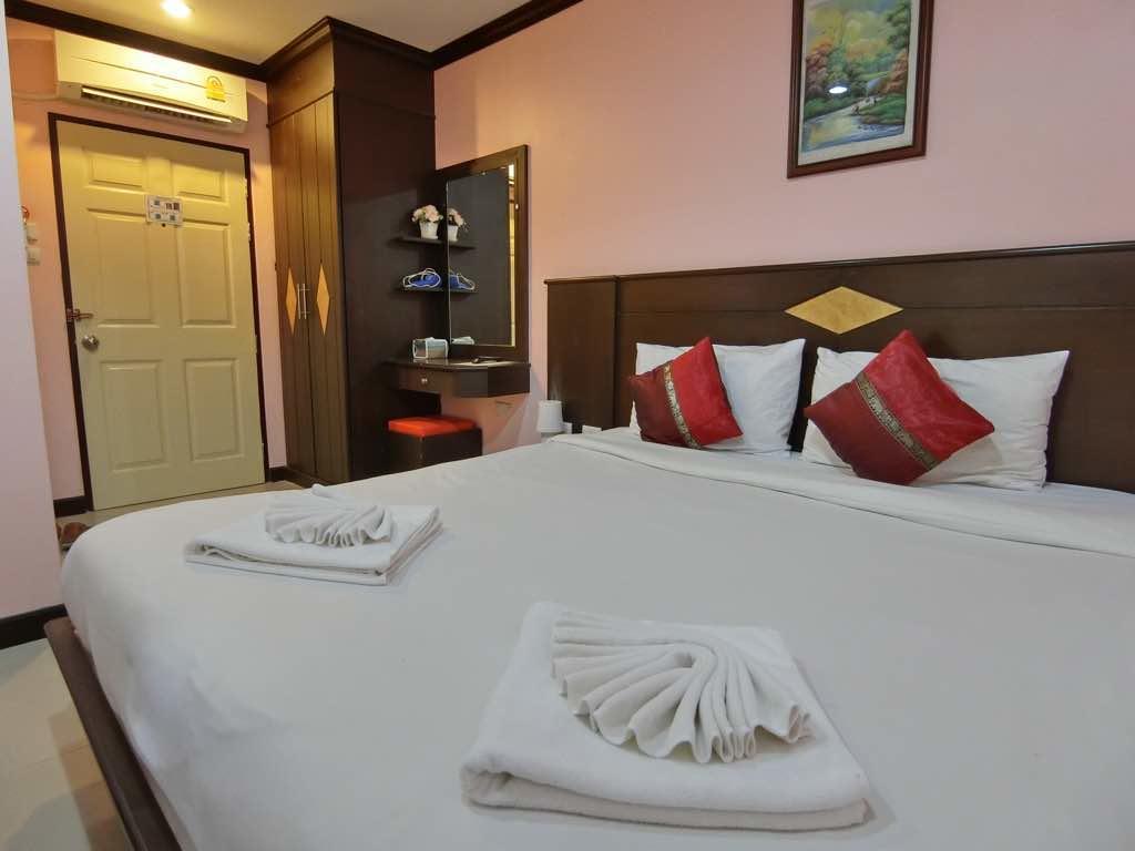 Hollywood Inn Love Patong Esterno foto