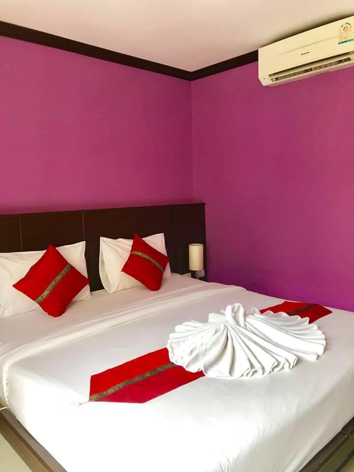 Hollywood Inn Love Patong Esterno foto