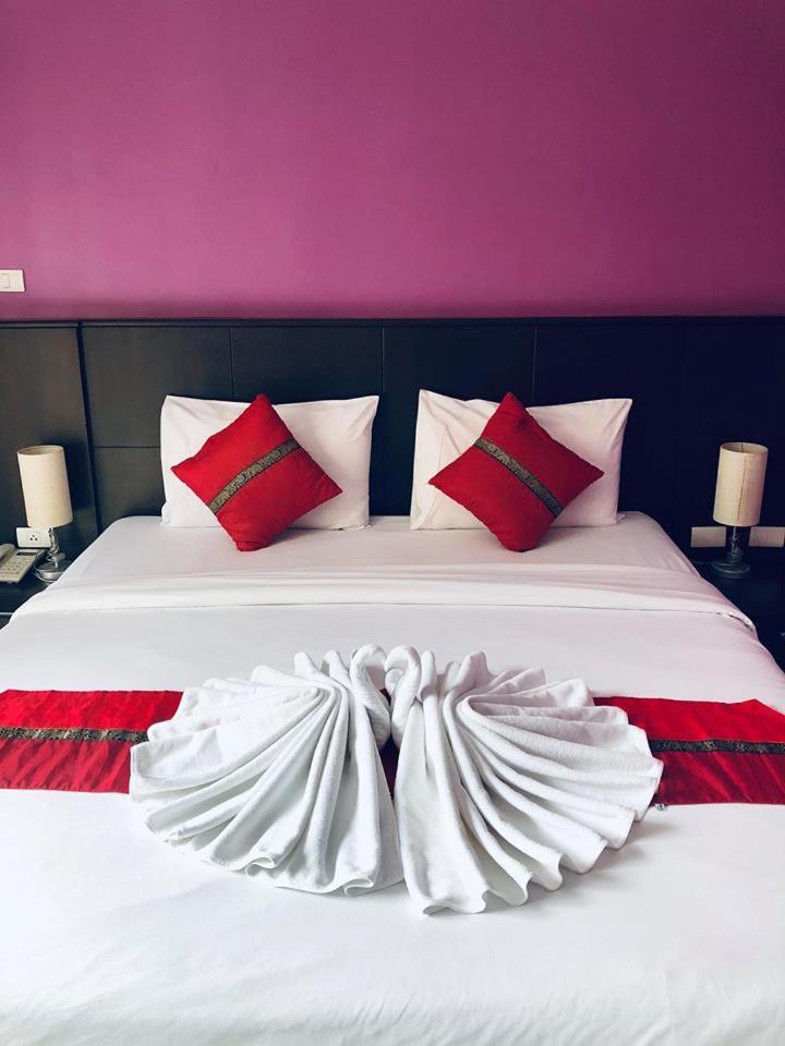 Hollywood Inn Love Patong Esterno foto