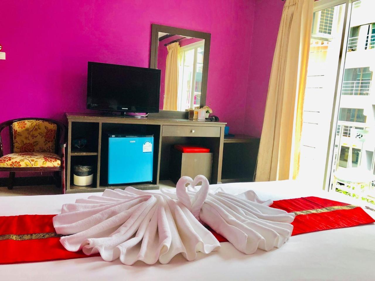 Hollywood Inn Love Patong Esterno foto
