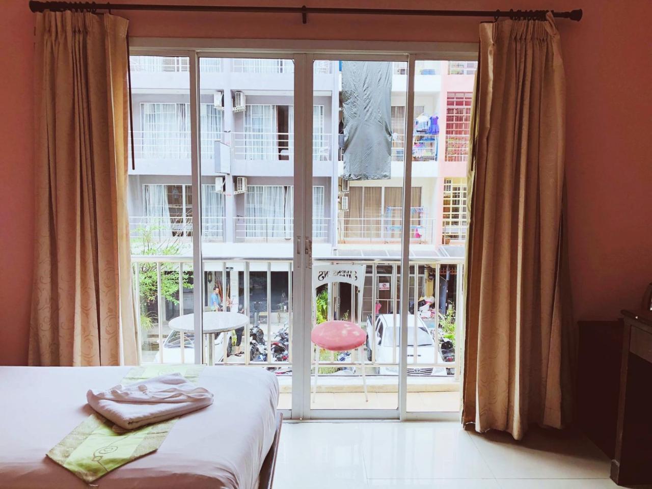Hollywood Inn Love Patong Esterno foto