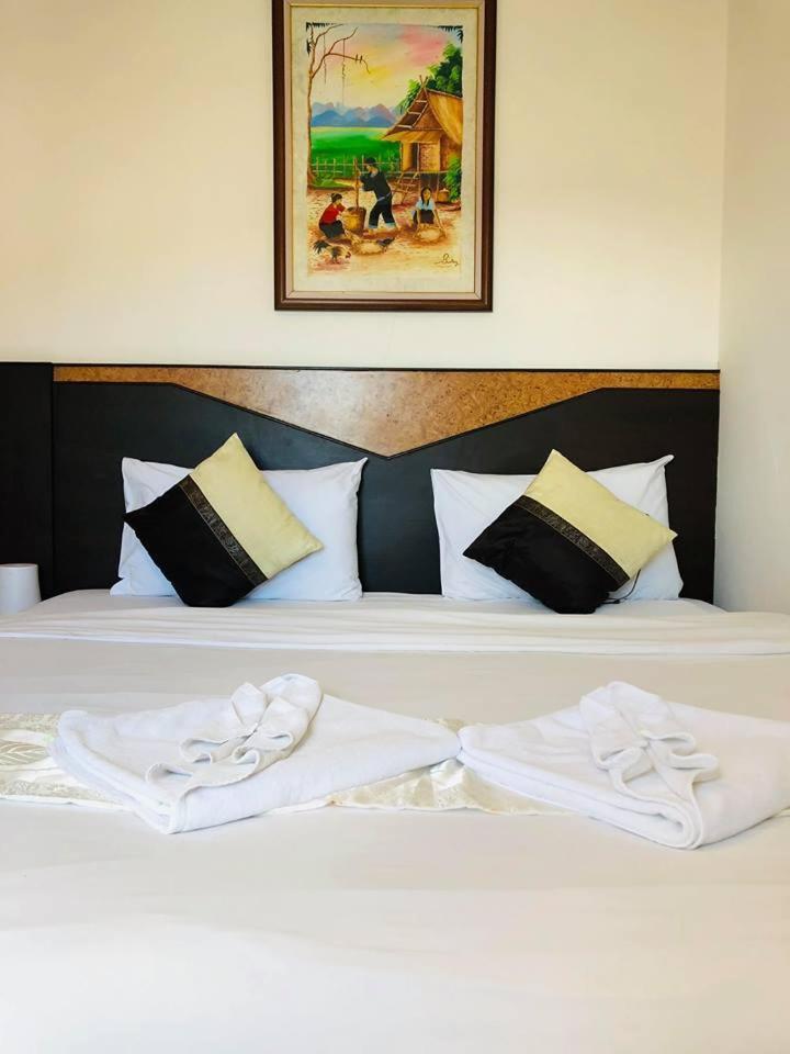 Hollywood Inn Love Patong Esterno foto